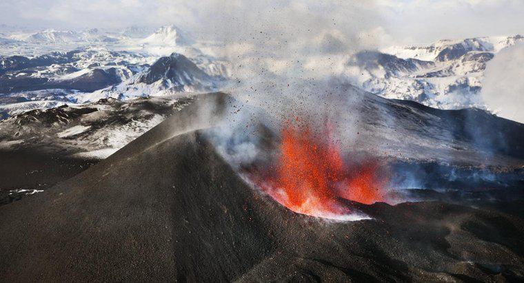 ¿En qué formas los volcanes son una fuerza constructiva?