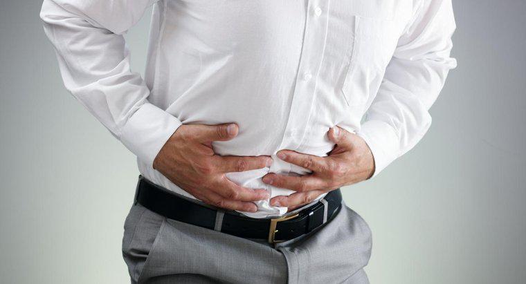 ¿Qué síntomas gastrointestinales están asociados con la intoxicación alimentaria?