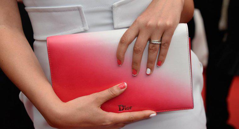 ¿Cómo saber si una bolsa de Dior es real?