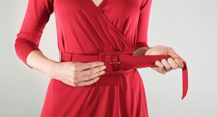 ¿Cuál es la forma correcta de usar un cinturón para las mujeres?