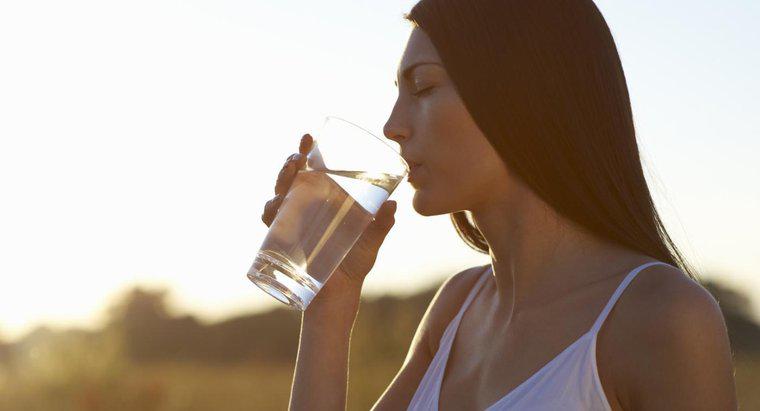 ¿Cuáles son los efectos secundarios de beber agua alcalina?