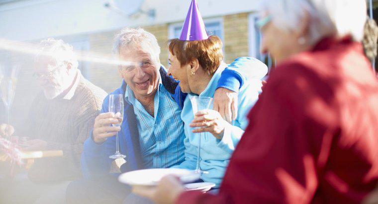 ¿Cuáles son las ideas de juego adecuadas a la edad para una fiesta de cumpleaños número 65?