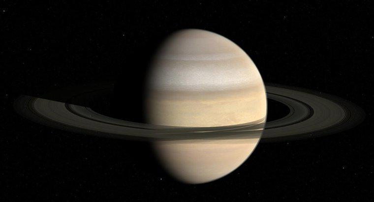 ¿Cuál es la duración de un día y año en Saturno?
