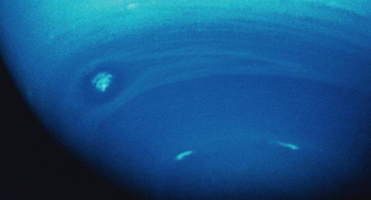 ¿Qué tipo de atmósfera tiene Neptuno?