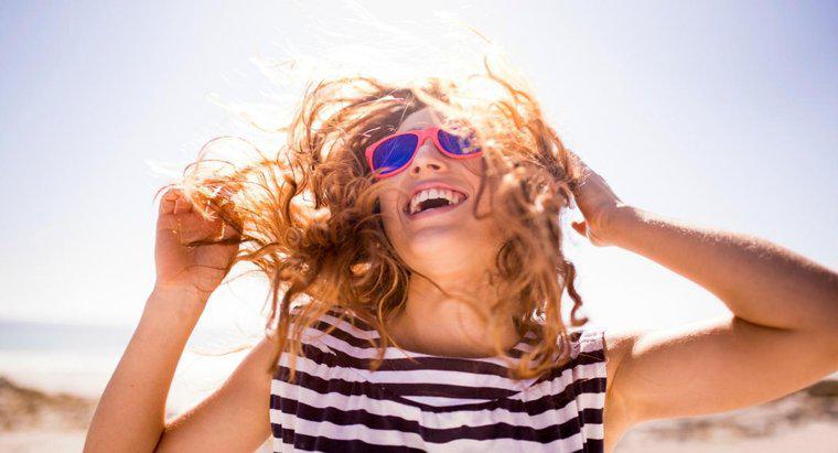 ¿Por qué el sol hace tu cabello más claro?