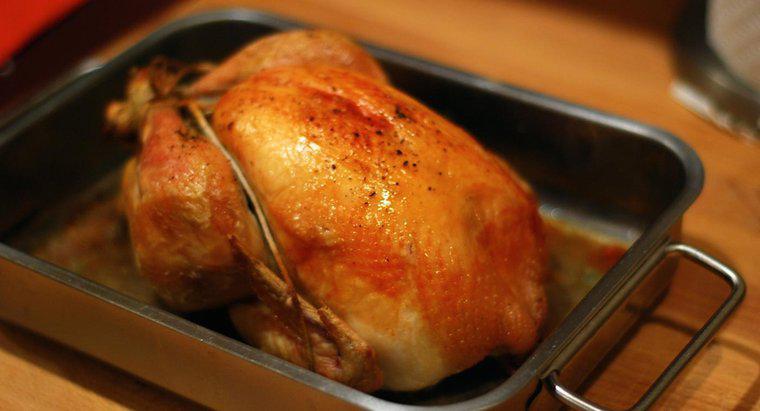 ¿Cuál es la temperatura interna de un pollo completamente cocido?