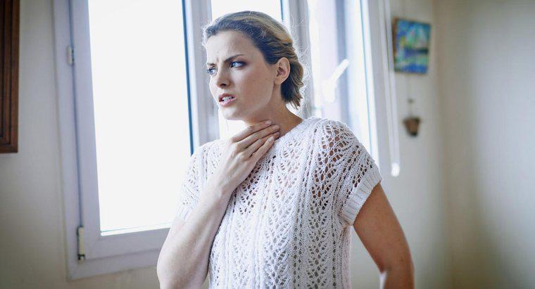 ¿Qué causa una tos seca y una garganta que pica?