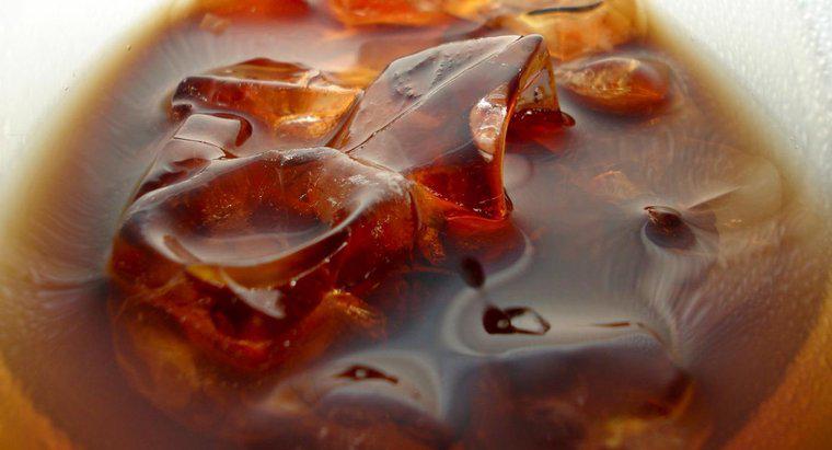 ¿Por qué el hielo se derrite más rápido en los refrescos de dieta?