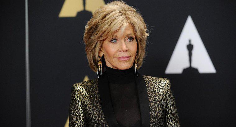 ¿Cuáles son algunas sugerencias de estilo para un corte de pelo como Jane Fonda?
