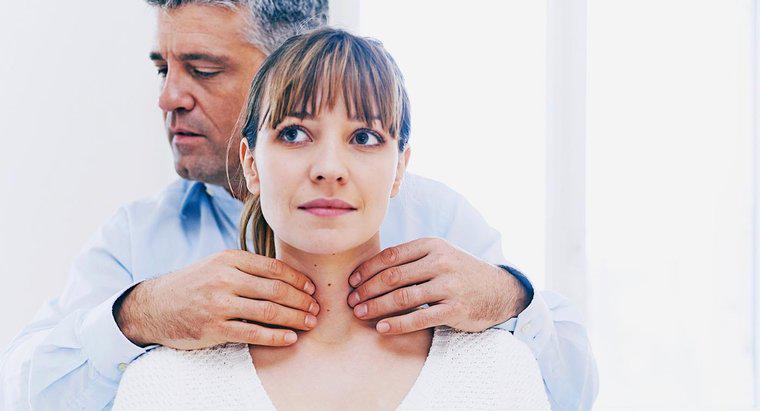 ¿Qué podría causar un bulto en las glándulas del cuello?