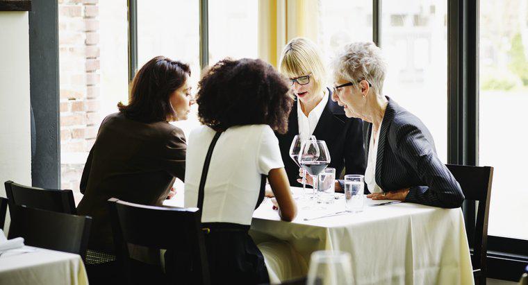 ¿Qué visten las mujeres en una cena de negocios?