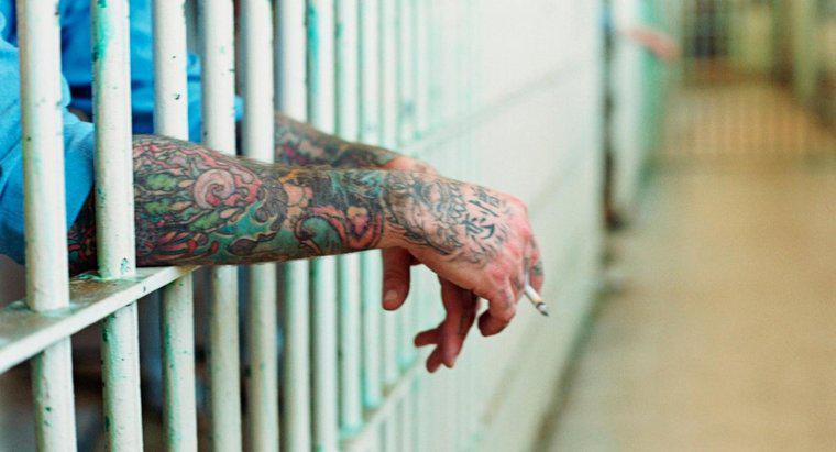 ¿Cómo hacer tinta de tatuaje de prisión?