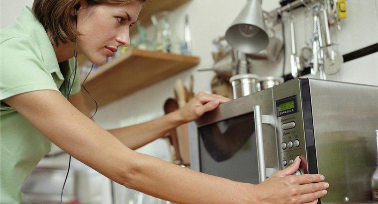 ¿Cómo reemplazar la bombilla en un horno de microondas?