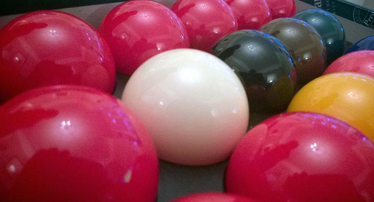 ¿Cuántas y de qué color se usan las bolas de billar en un juego de billar?