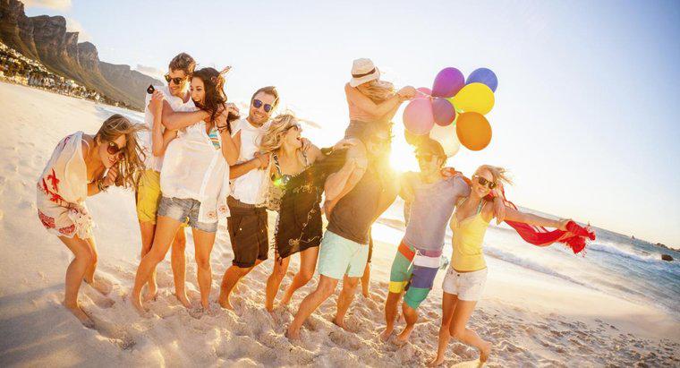 ¿Cuáles son algunas ideas para lanzar una fiesta en la playa?