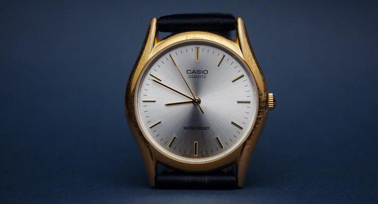 ¿Cómo ajustar la hora en un reloj Casio?