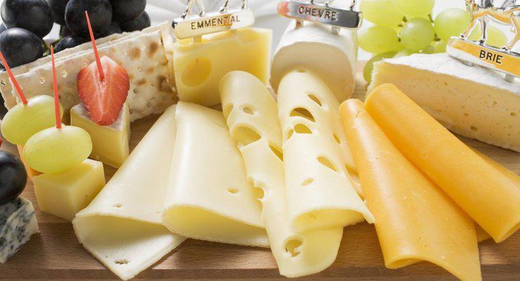 ¿Cuánto tiempo puede permanecer el queso sin refrigerar?