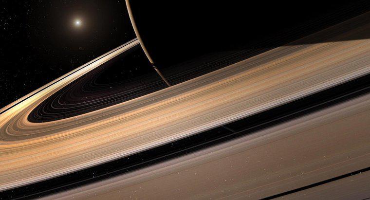 ¿Cuántos satélites tiene Saturno?