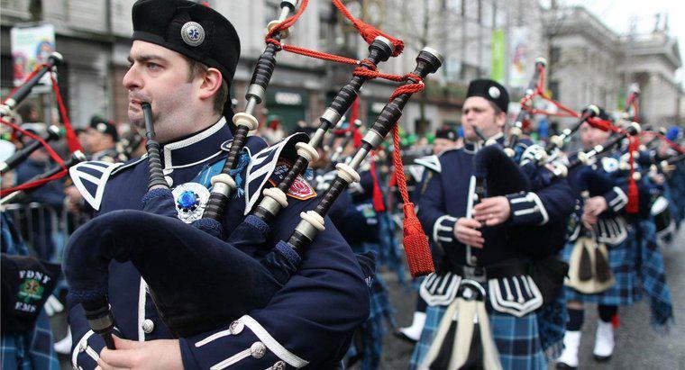 ¿Dónde se originó la tradición de tocar gaitas en los funerales de oficiales de policía y bomberos?
