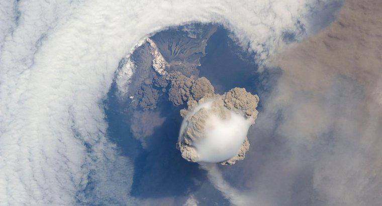 ¿Cómo los volcanes forman accidentes geográficos?