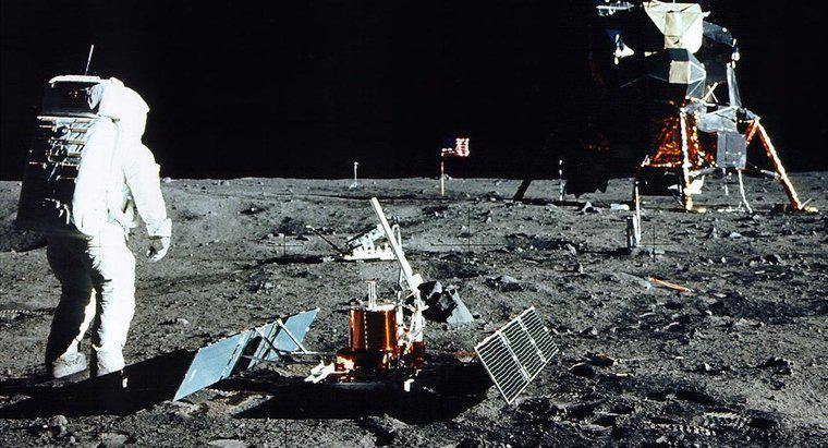 ¿Qué objetos dejaron los astronautas en la luna?