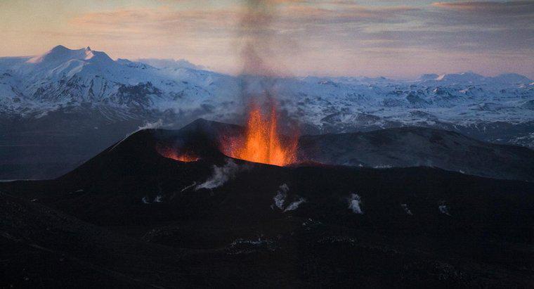 ¿Cómo se forman las montañas volcánicas?