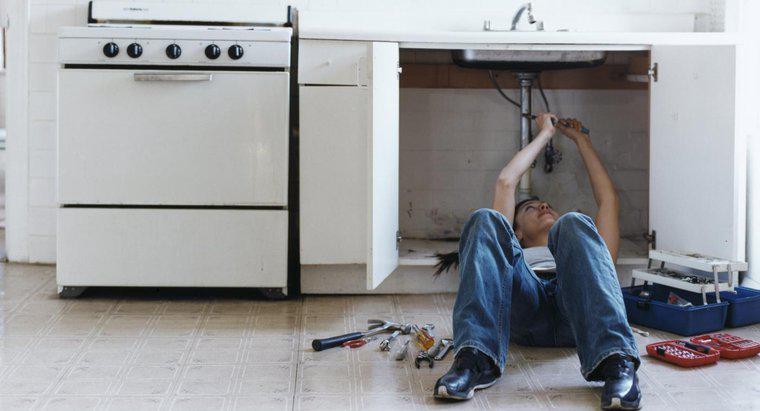 ¿Cómo arreglas una tubería con fugas debajo del fregadero de tu cocina?