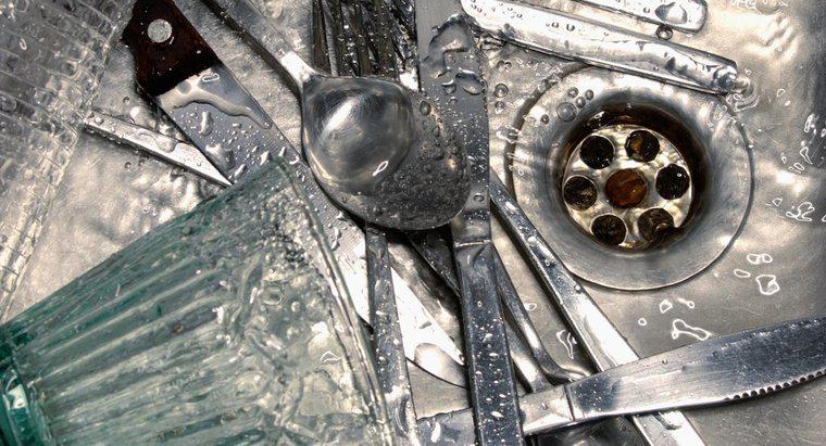 ¿Qué causa un desagüe de cocina maloliente?
