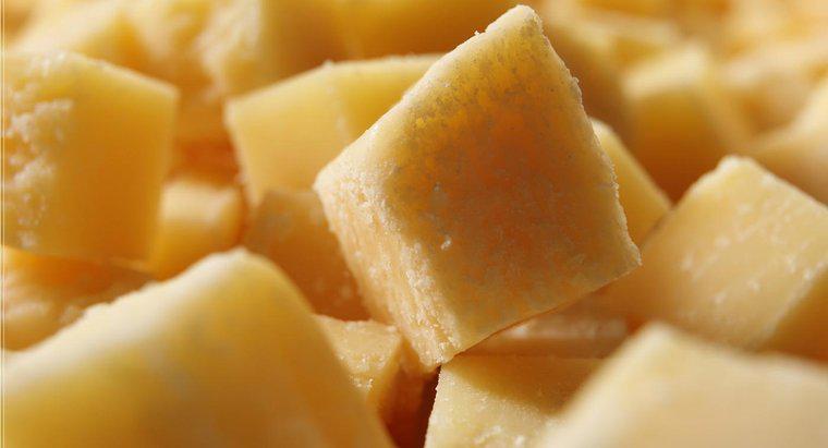 ¿Cuál es la diferencia entre el queso parmesano y el queso romano?