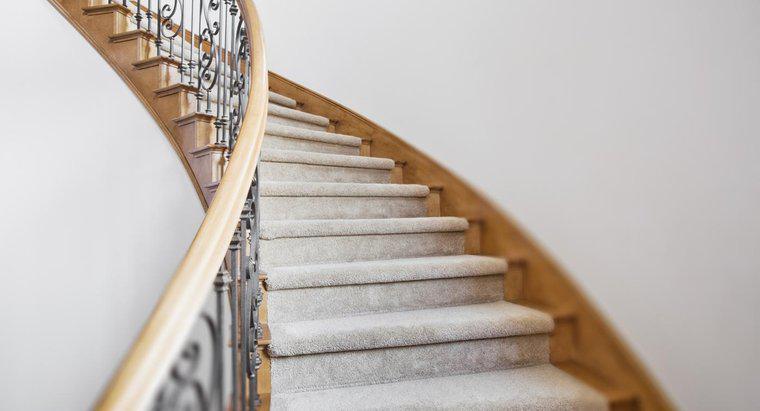 ¿Cuál es la altura de la barandilla estándar para escaleras?