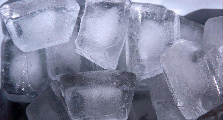 ¿Por qué los cubos de hielo flotan en el agua?