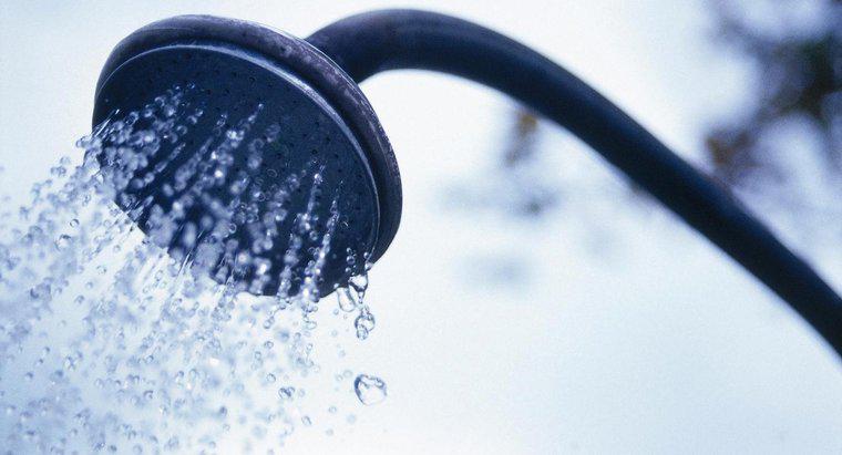 ¿Cuál es la tasa de flujo de una ducha típica?