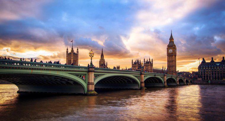 ¿Cuál es el nombre del río que fluye a través de Londres?