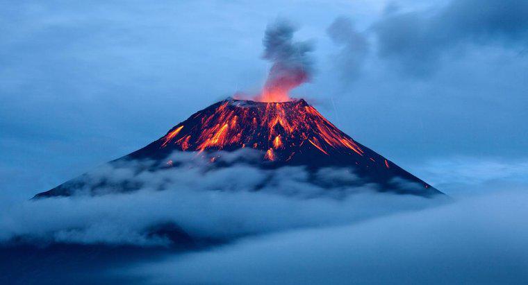 ¿Cuáles son los nombres de algunos volcanes famosos?