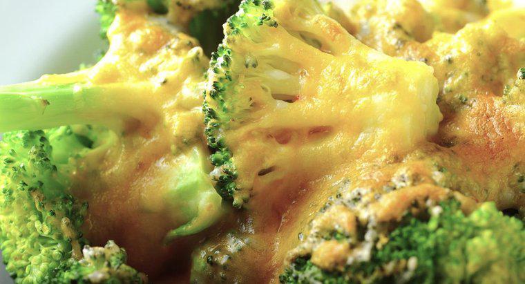 ¿Qué es una receta para el brócoli con una salsa de queso Velveeta?