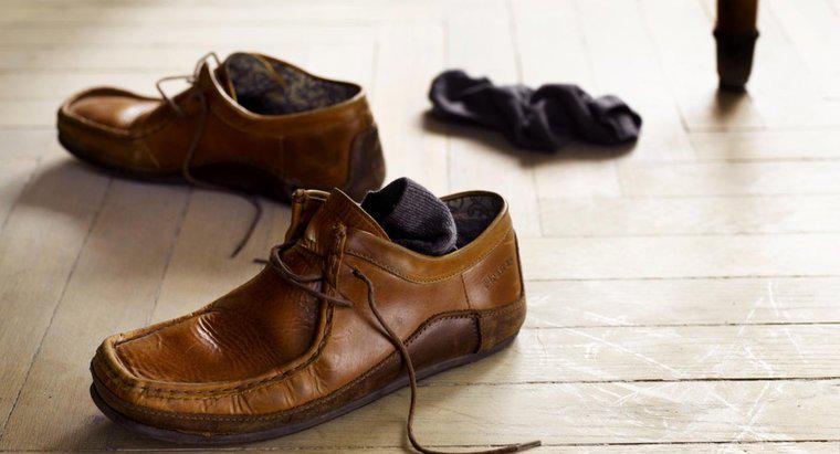 ¿Qué colores combinan con los zapatos marrones?