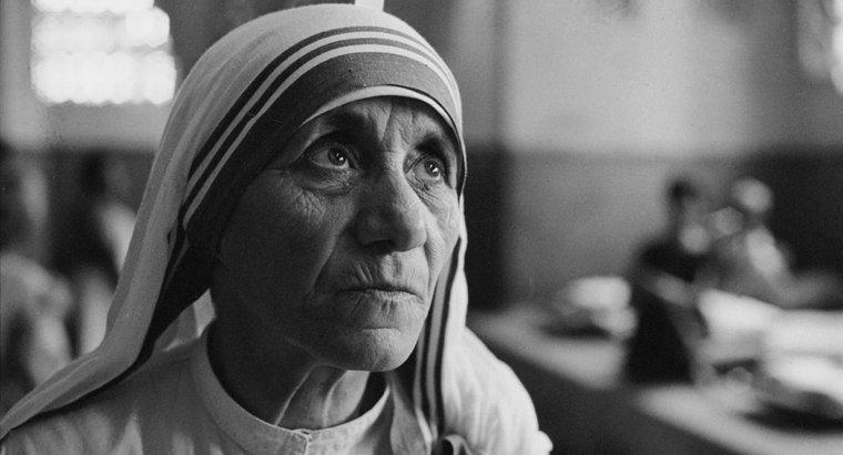 ¿Cuándo la Madre Teresa escribió el poema "Hazlo de todos modos"?