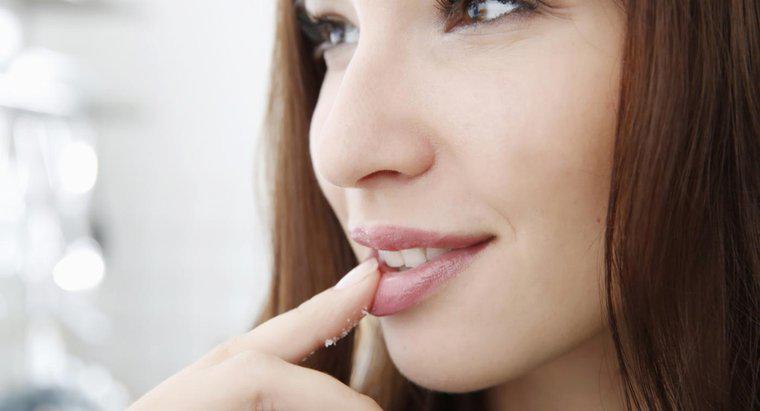 ¿Cuáles son algunas causas de entumecimiento en los labios?