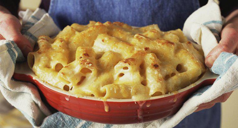 ¿Qué es una buena receta de macarrones con queso al horno?