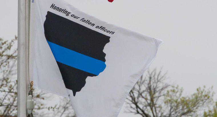 ¿Qué bandera es negra con una franja azul horizontal?