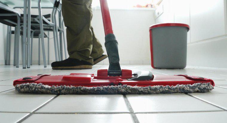¿Cuál es la mejor manera de limpiar pisos de baldosas?