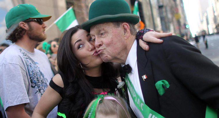 ¿Cuál es el origen de "Kiss Me, I'm Irish"?