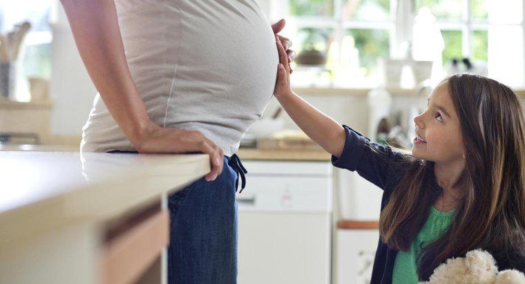 ¿Cuándo comienzan los bebés a patear en el útero?