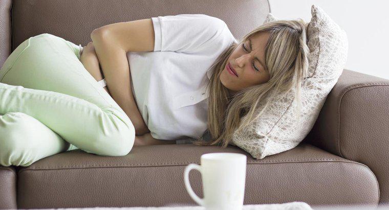 ¿Cuáles son algunas causas de espasmos abdominales?