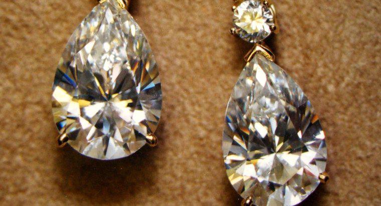¿Cuál es la forma correcta de limpiar los pendientes de diamantes?