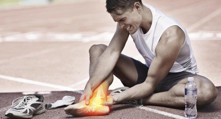 ¿Cuáles son algunas causas de dolor ardiente en el hueso del tobillo?
