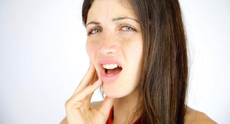 ¿Cuáles son algunas causas del dolor de la mandíbula y el oído?