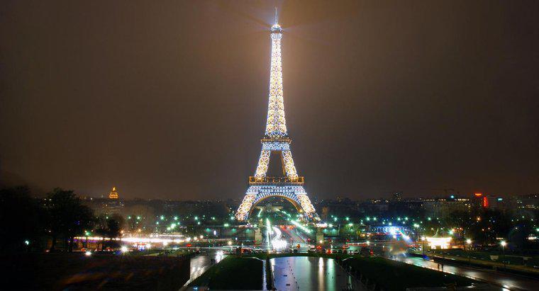 ¿Qué altura tiene la Torre Eiffel?