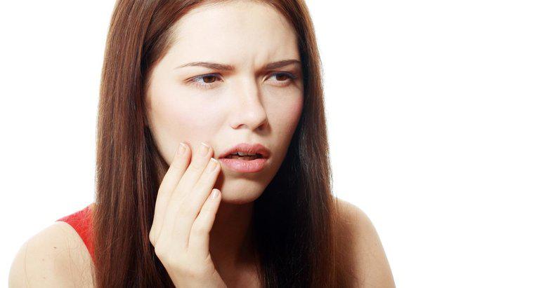 ¿Qué causa una ampolla de sangre en el labio?