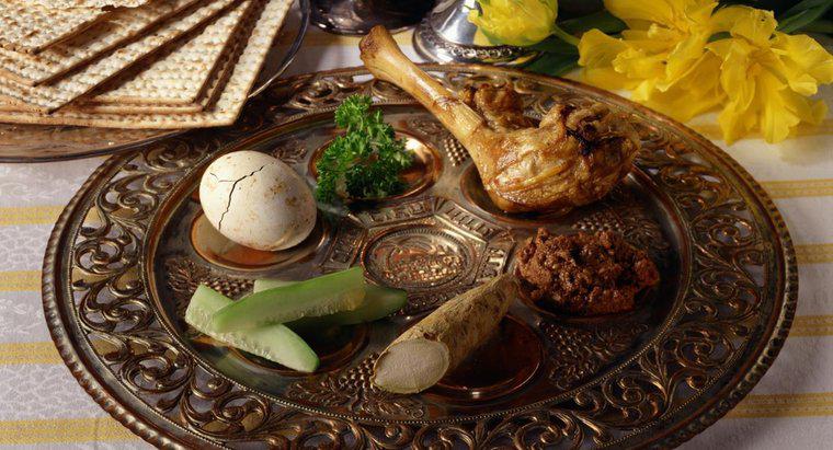 ¿Cuál es el propósito de cada alimento en la placa del Seder?